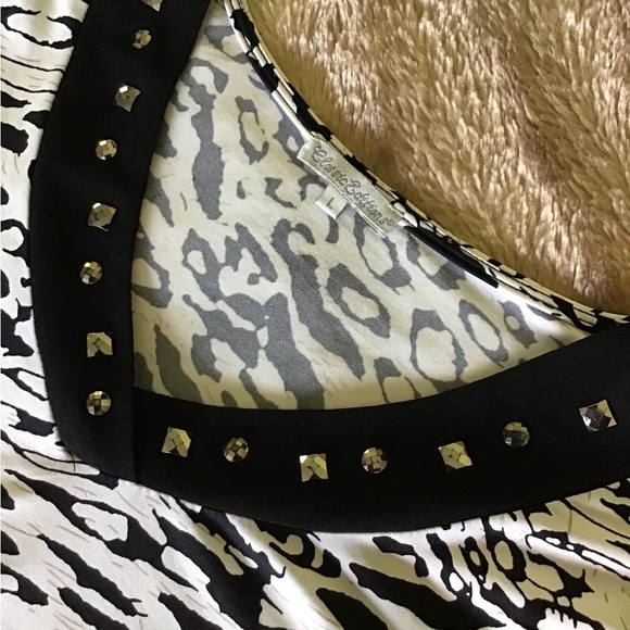 V neck short sleeve top - Picture 3 of 4